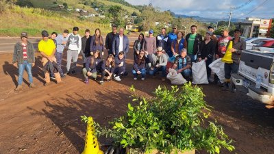 Trecho da ERS-587 &eacute; limpo em a&ccedil;&atilde;o social da turma do �De Olho no Qualidade Rural� em Cristal do Sul 