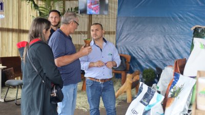 1&ordf; EXPO FEIRA MONDA&Iacute;: Estender os la&ccedil;os a comunidade 