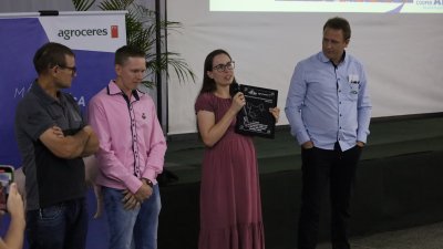 Tainara Heck, administradora da granja, destacou a import&acirc;ncia de acreditar no trabalho di&aacute;rio