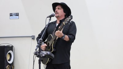 Artista Kiko Lemos que participou da confraterniza&ccedil;&atilde;o