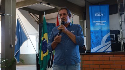 Presidente Lauri detalhando os n&uacute;meros aos cooperados