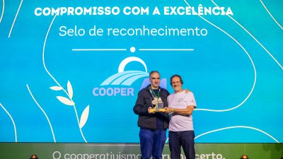 Presidente Lauri recebendo o pr&ecirc;mio do  Diretor Executivo da Fecoagro, Ivan Ramos<br/><br/>