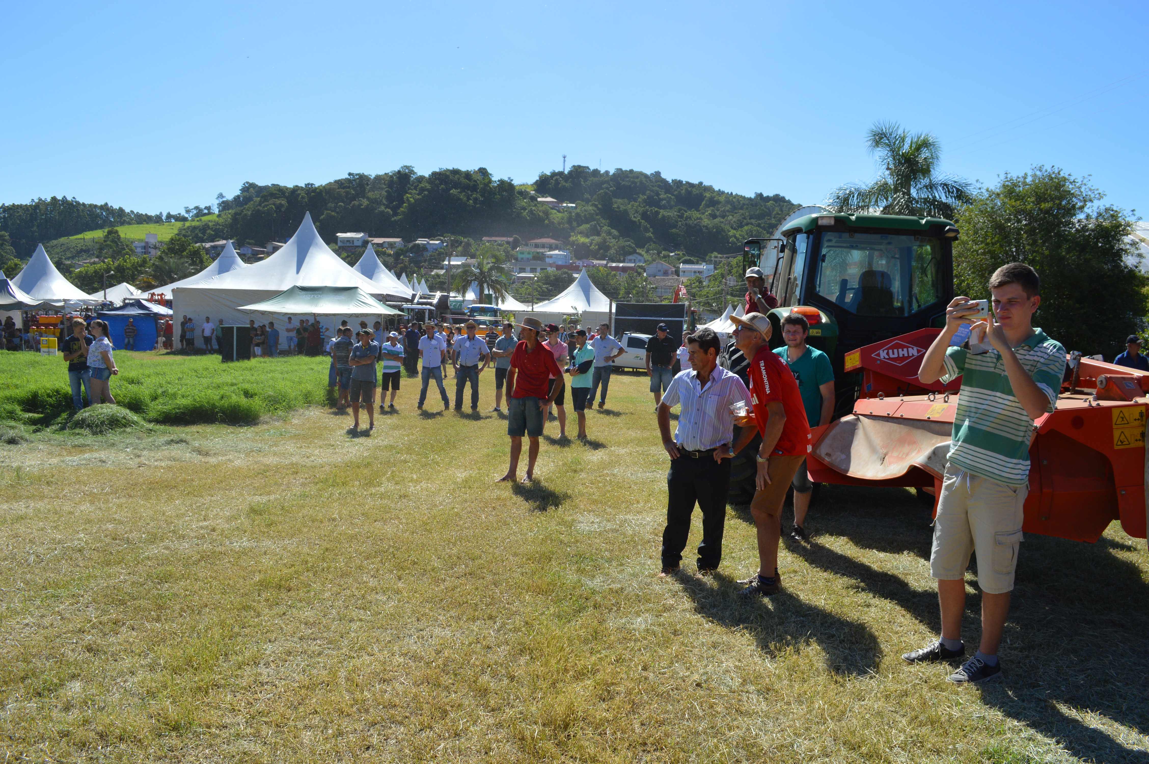 4° EXPO SÃO JOÃO: exposição de produtos e demonstração prática de pastagens