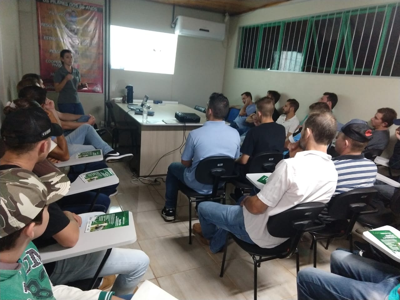 COOPERADOS PARTICIPARAM DE PALESTRA SOBRE NUTRIÇÃO ANIMAL EM PLANALTO