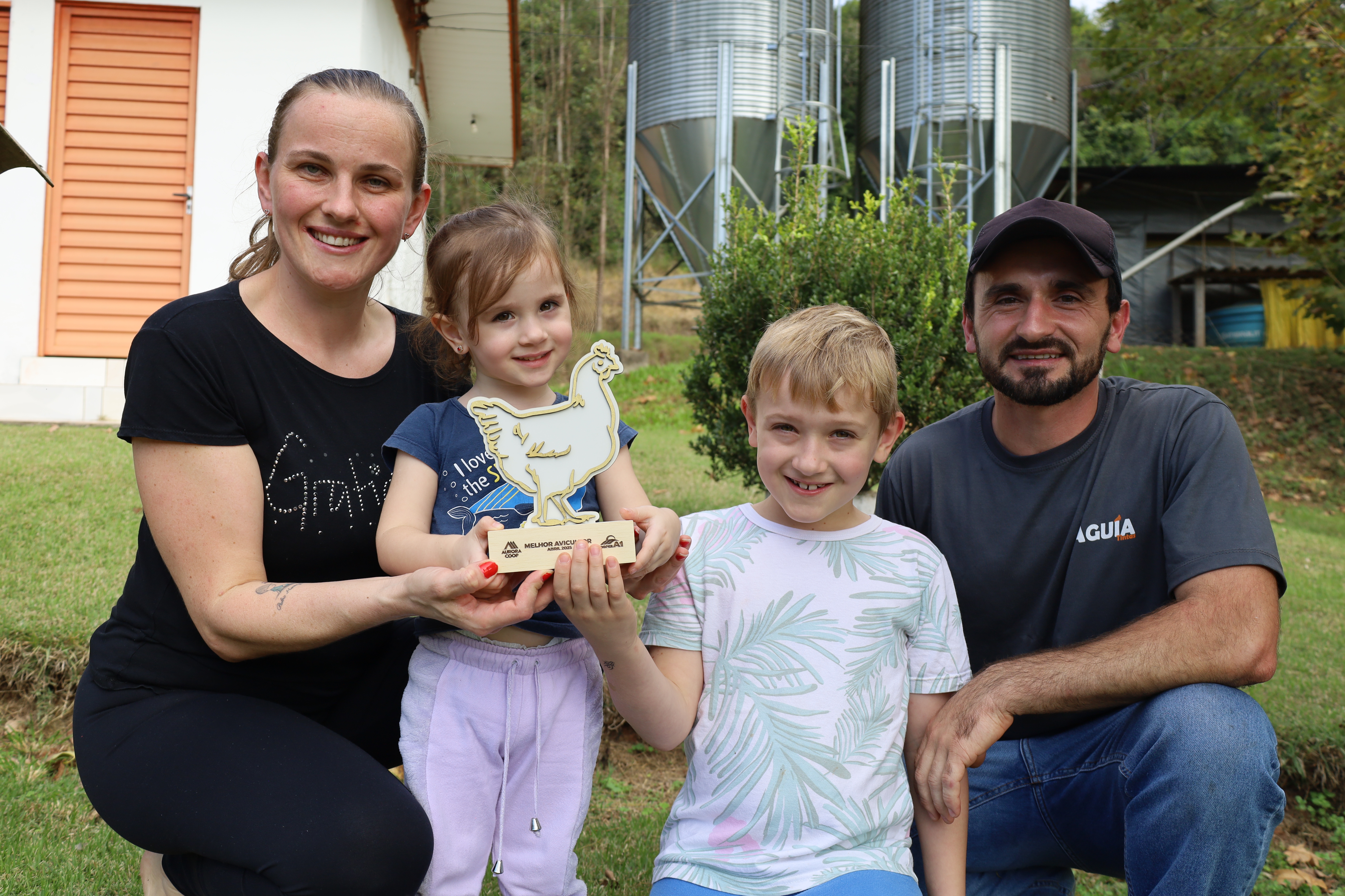 DESTAQUE AVICULTURA EM ABRIL: Atividade passada em gerações  